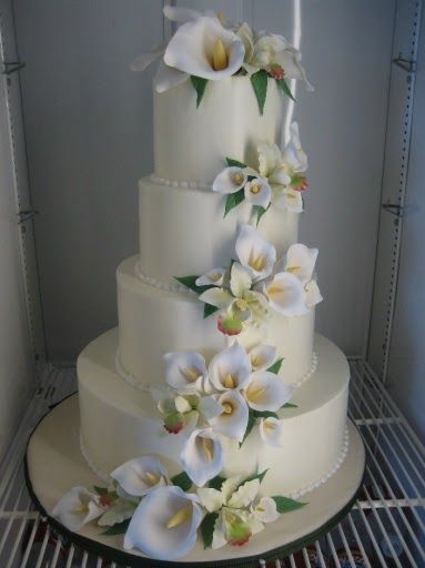 This wedding cake has cascading cala lilies that comes around the front. Calla Lily Wedding Cake, Calla Lily Cake, Cala Lillies, Lily Cake, Simon Lee, Wedding Cake Fresh Flowers, Creative Wedding Cakes, Fondant Wedding Cakes, Dream Wedding Cake