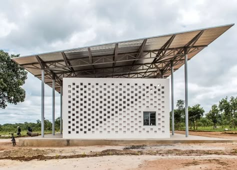 Kaira Looro, Public Toilet, Roof Architecture, Shed Roof, Vernacular Architecture, Patio Roof, Diy Pergola, Palau, Roof Design