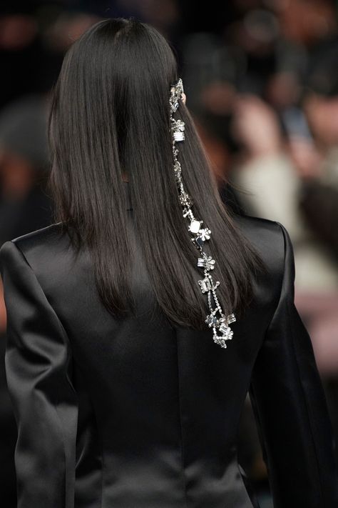 Givenchy Fall 2022 Ready-to-Wear Collection | Vogue Prettiest Bouquet, Tanya Taylor, Trend Report, Fall 2022, Carolina Herrera, Fall Hair, Jewelry Trends, Hair Jewelry, Hair Trends