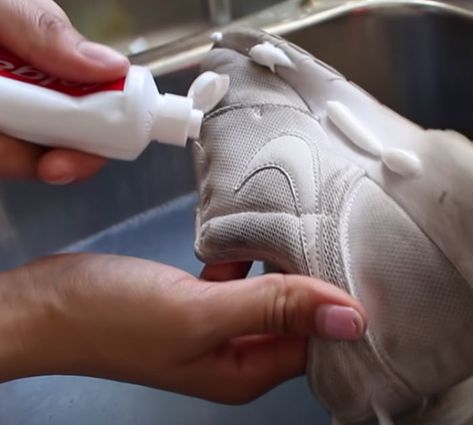 Canvas Shoe Cleaner Diy, Shoe Cleaner Diy, Clean White Shoes, Diy Toothpaste, How To Clean White Shoes, Cleaning Fun, Shoe Cleaner, Diy Shoe, Shoe Polish