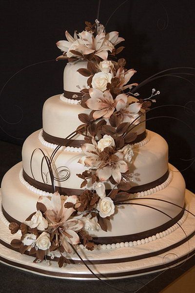 this is my fav..make the brown green Brown Wedding Cakes, Western Wedding Cakes, Super Torte, Cream Wedding Cakes, Cake With Flowers, Wedding Cakes Elegant, Chocolate Wedding Cake, Fall Cakes, Fall Wedding Cakes