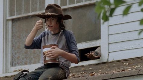 Chandler riggs as carl grimes eating pudding c: Walking Dead Gif, Twd Funny, Walking Dead Tv Series, Best Zombie, Walking Dead Memes, Dead Memes, Chandler Riggs, Carl Grimes, Fear The Walking Dead