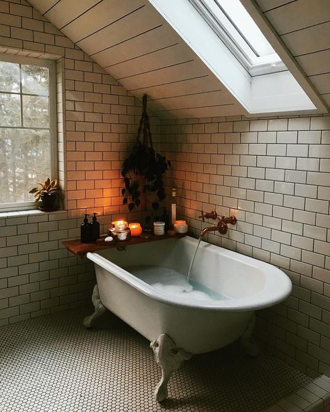 Feed Store, Attic Bathroom, Bad Inspiration, In The Corner, Interior Modern, Style At Home, Bath Tub, House Goals, Easter Gifts