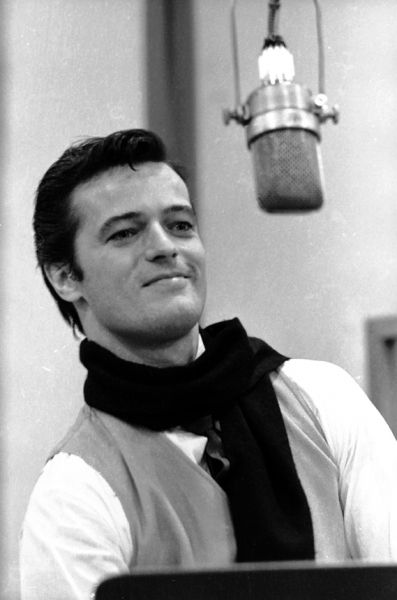 Robert Goulet - Under musical director Larry White. Aside from live shows, once I was asked to come to his house to accompany him on piano. That was cool! Robert Goulet, Famous People Celebrities, Majestic Theatre, Handsome Celebrities, Impossible Dream, Columbia Records, My Fair Lady, Fair Lady, Musical Movies