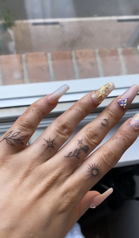 Cute Finger Tattoos, Small Finger Tattoos, Finger Tattoo For Women, Finger Tats, Hand And Finger Tattoos, Pretty Hand Tattoos, Small Hand Tattoos, Discreet Tattoos, Dainty Tattoos