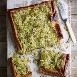 Leek and Parmesan tart Leek Tart, Winter Lunch, Savory Tart, Tart Recipe, Vegetarian Dinners, Work Lunch, Tasty Bites, 100 Calories, Delicious Vegetarian