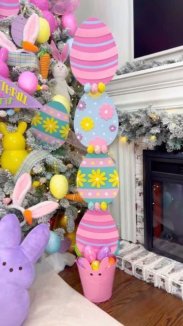 Micah ︳DIY • Decor • Dollar Tree • Amazon Finds on Instagram: "Dollar Tree DIY Easter Topiary. 🐰 Everything is from the DT. To make this, you will need: • 4 eggs signs • 2 bags of rocks • 1 bucket • floral foam • 2 packs of Easter eggs • 1-2 mini egg garlands • hot glue Questions encouraged 🥰 #asmr #dollartreediy #dollartree #easter #easterdecor #easteregg #DIY #diyeaster #topiary #homedecor #diyhomedecor #easterhomedecor" Dollar Store Easter Basket Ideas, Dollar Tree Easter Decor, Easter Topiary, Dollar Tree Easter Crafts, Easter Outdoor, Easter Sweets, Diy Easter Gifts, Easter Wreath Diy, Easter Craft Decorations