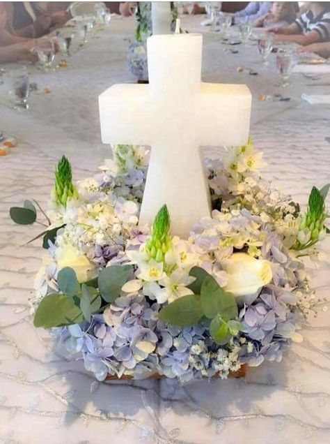 Baptism Flower Centerpieces Boy, Centerpieces For Bautizo, Frist Comunion Ideas Decoration, Bautizo Table Centerpieces, Diy Bautizo Centerpieces, Communion Centerpieces For Boys, First Communion Balloons, 1st Communion Centerpieces, Purple Baptism Decorations