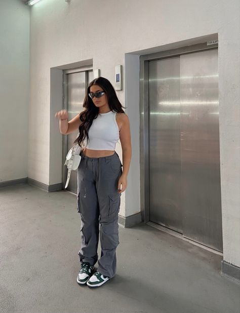 Panda Dunks Outfit Cargo Pants, Casual Dunks Outfit, Cargos And Top Outfit, Women’s Cargo Outfit, Cargo Outfit Inspiration, Cargo Pants And Nike Shoes, Cargo Spring Outfit, Summer Outfit Cargo Pants, Black Cargo Pants Outfit With Air Forces