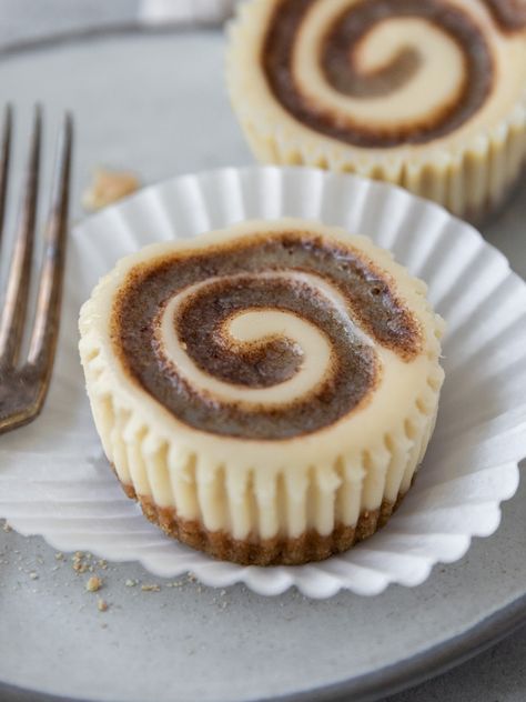 Homemade Graham Cracker, Mini Lemon Cheesecakes, Cinnamon Cheesecake, Cheescake Recipe, Cinnamon Roll Cheesecake, Cheesecake Bites Recipe, Homemade Graham Cracker Crust, Mini Cheesecake Recipes, Homemade Graham Crackers