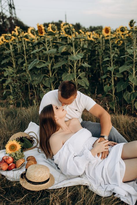 Picnic Theme Maternity Photoshoot, Picnic Pregnancy Photoshoot, Maternity Picnic Photoshoot, Maternity Shoot Beach, Pregnancy Announcement Pictures, Women Suits Wedding, Couple Pregnancy Photoshoot, Picnic Theme, Maternity Photography Couples