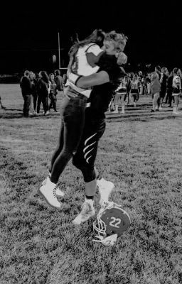 Football Couple Aesthetic, Football Couple, Football Game Outfit Highschool, Aesthetic Football, Football Couples, College Romance, Football Game Outfit, College Aesthetic, Sports Romance