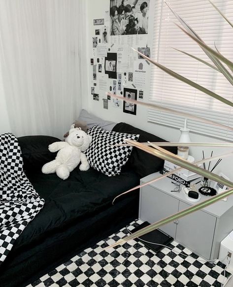 Black White Aesthetic Bedroom, Small Bedroom Ideas Black And White, Black And White Aesthetic Room Decor, Black And White Aesthetic Room, Monochrome Bedroom, Hypebeast Room, Dekorasi Kamar Tidur, Simple Room, Small Room Design