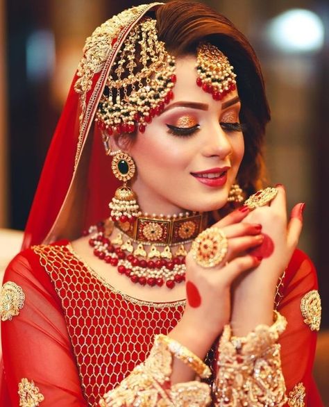 Muslim Bride Poses, Muslim Bride Photoshoot Poses, Barat Hairstyles, Muslim Bride Photoshoot, Muslim Photoshoot, Muslim Bridal Makeup, Muslim Brides Indian, Indian Bride Poses, Muslim Wedding Photography