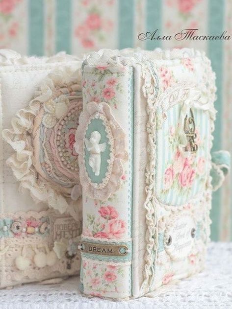 Shabby Chic Book Covers, Beautiful Journals Covers, Handmade Journals Diy, Fabric Book Covers, Book Cover Diy, Pretty Journals, Shabby Chic Crafts, Fabric Journals, Handmade Notebook