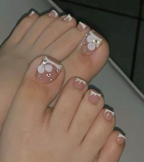 French Toe Nails With Design, Pedicure Ideas Gold, French Tip Toes With Flower, Rhinestone Pedicure, Pedicure Nail Colors, Pedicure En Gel, Pedicure Pies, Nails Pies, Gold Toe Nails