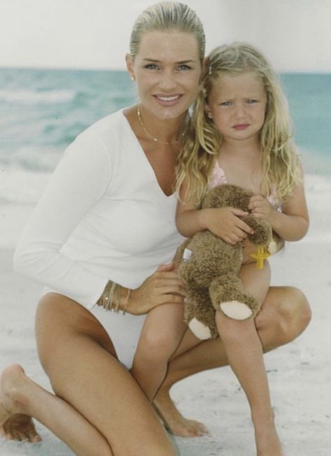 Yolanda Hadid Young, Young Gigi Hadid, Gigi Hadid Pictures, Anwar Hadid, Yolanda Hadid, Mother Daughter Bonding, Hadid Sisters, Best Husband, Baby Life