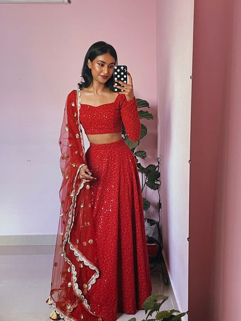 Rida Tharana Red Lehenga, Red Lehanga Outfits Simple, Rida Tharana Outfits, Red Lengha Simple, Lehenga Simple Elegant, Lehenga Designs Red, Red Lehenga Simple, Red Lehenga Designs, Lehanga Blouses Modern Design