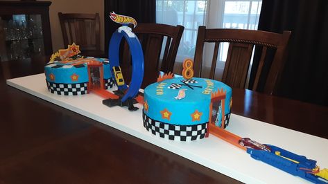 Hot Wheel track birthday cake with cars velcroed on Hot Wheels Cake With Track, Birthday Cake With Cars, Cake With Cars, Wheels Cake, Hot Wheels Cake, Cake Styles, Hotwheels Birthday Party, Mario Cake, Birthday Cake Flavors