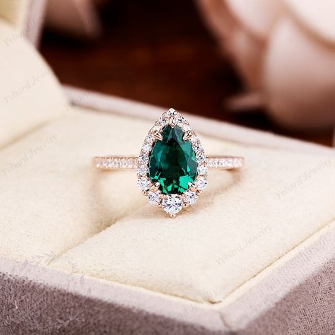 Green Pear Ring, Slytherin Jewelry, Emerald Engagement Ring Vintage, Gold Art Deco Ring, Gem Engagement Rings, Emerald Engagement Ring Green, Vintage Emerald Engagement Ring, Ring Teardrop, Moissanite Halo Ring