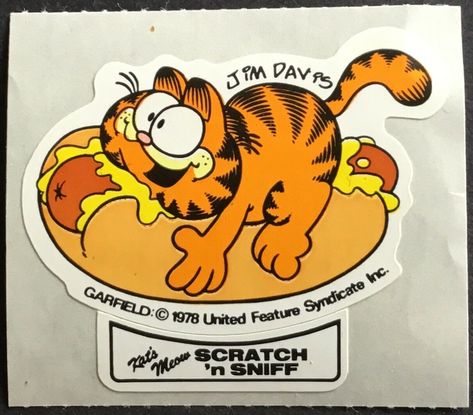 Garfield Eating, Hot Dog Drawing, 80s Garfield, Garfield Vintage, Penny Table, Dog Mints, Halloween Date, Traditional Tattoo Inspiration, Vintage Tattoo Design