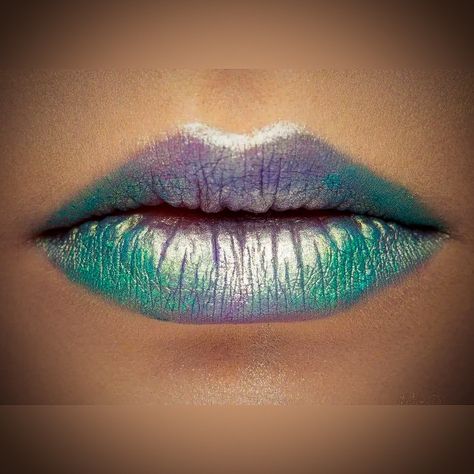 Mermaid Inspired Lip Makeup: Seafoam Green to Purple Silver Ombre Mermaid Lip Look | Mermaid Motel Aesthetic | Mermaid Beauty Tips | Mermaid Makeup Ideas Mermaid Costume Makeup, Maquillage Harry Potter, Mermaid Lip, Motel Aesthetic, Little Mermaid Makeup, Disney Eye Makeup, Mermaid Motel, Dragon Makeup, Mermaid Makeup Halloween