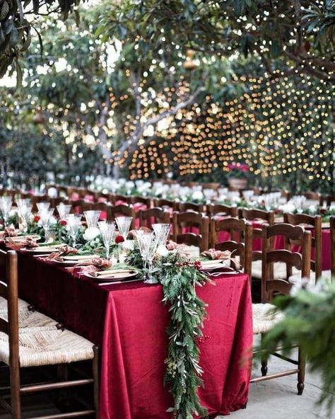 Christmas Wedding Table, Holiday Party Ideas, Tablecloth Christmas, Fresh Garlands, Red Tablecloth, Inside Weddings, Wedding Table Decoration, Holiday Tablecloths, Gorgeous Centerpieces