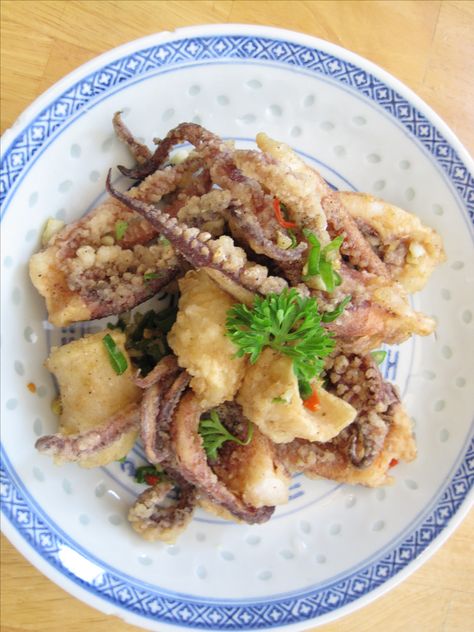 When eating in Chinese restaurants, my family often orders deep fried squid or deep fried octopus tentacles.  We love the simplicity of the salty, peppery, and spicy coating.  The tentacles (squid … Salt And Pepper Prawns, Fried Octopus, Pepper Prawns, Pepper Dishes, Squid Tentacles, Fried Squid, Salt And Pepper Squid, Octopus Recipes, Squid Recipes