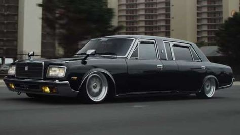 This rare, sinister looking Toyota Century limousine is ready to star in the next mafia movie. It boasts some of the opulence found on the Rolls-Royces and Bentleys. The Toyota Century boasts some of the opulence found on the Rolls-Royces and Bentleys, but spotting one on the road is very unlikely as the rare car […] Car Aesthetic Toyota, First Car Essentials, First Car Tips, First Car Ideas, First Car Aesthetic, Toyota Century, Urban Mobility, Truck Bed Camper, Car Tips