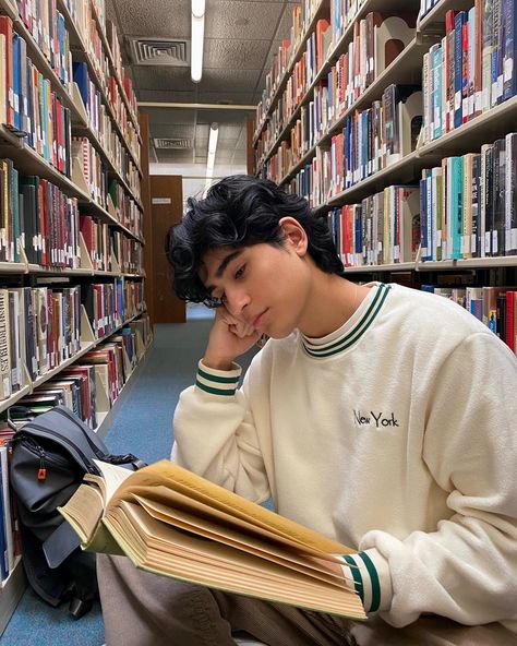 Aesthetic boy reading fall fit fashion Ravi Singh, Nerd Aesthetic, Nerdy Guys, Holly Jackson, Guys Read, Smart Boy, Boy Poses, Books For Boys, Aesthetic Guys