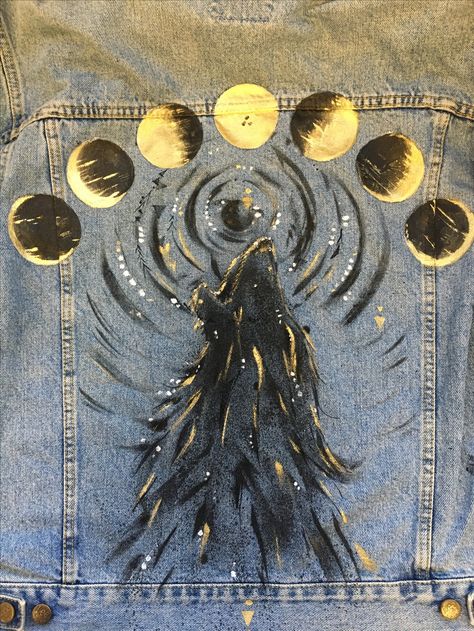 Denim Jacket Back Painting, Hand Painted Jacket Denim, Painted Clothes Ideas, Drawing On Jacket, Hand Painted Clothing Diy, Hand Painted Denim Jacket Art, Denim Painting, Chime Candles, Diy Denim Jacket