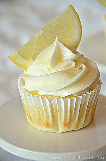 Limoncello Cupcakes, Orange Sweets, Curd Filling, Lemon Curd Filling, Lemon Buttercream, Lemon Cupcakes, Lemon Desserts, Eat Dessert First, Yummy Cupcakes