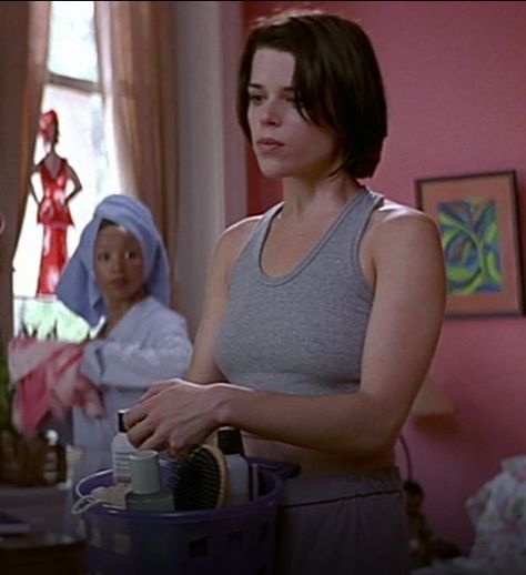 Neve Campbell Hair, Sydney Scream, The Craft Neve Campbell, Neve Campbell Wallpaper, Neve Campbell 90s Wallpaper, Sydney Prescott, Neve Campbell Scream, Neve Campbell Funny, Aesthetic Scream