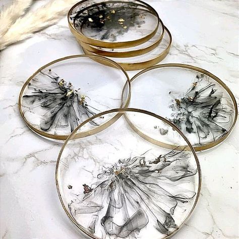 Making Coasters, Crystal Clear Epoxy Resin, Epoxy Resin Diy, Diy Resin Projects, Resin Art Painting, Clear Epoxy Resin, Silicone Moulds, Resin Jewelry Making, Diy Epoxy