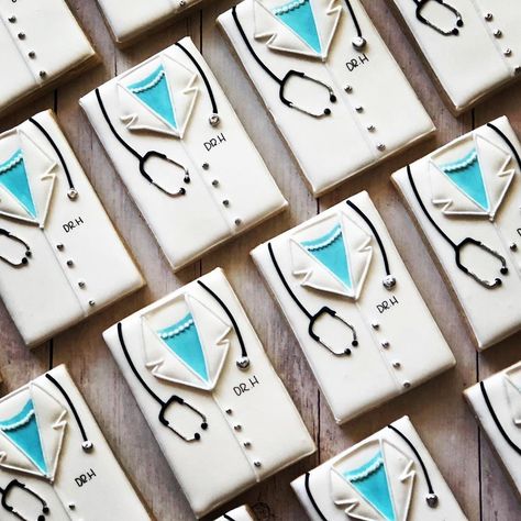 Medical Cookies, Nurse Cookies, Graduation Treats, Modern Birthday Cakes, Doctor Coat, White Coat Ceremony, Iced Sugar Cookies, Graduation Cookies, Cookie Time