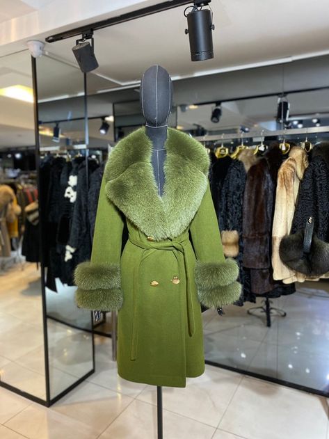 ArtisanLeatherDesign - Etsy South Africa Hier Style, Luxury Winter Outfits, Winter Outfits Elegant, Oversized Coat Outfit, Green Fur Coat, Coat With Fur Collar, Long Winter Coats Women, Master Tailor, Fur Collar Coat