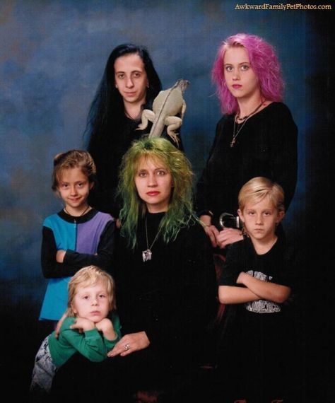 The Lizard People « AwkwardFamilyPhotos.com 09/18/2012 Awkward Family Photos Christmas, Funny Family Portraits, Weird Family Photos, Awkward Family Portraits, Funny Family Photos, Family Christmas Card Photos, Awkward Photos, Awkward Family Photos, Awkward Funny