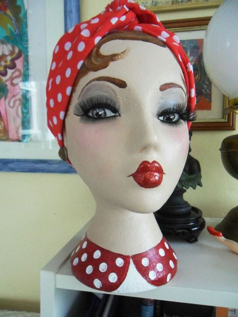 Mannequin Head Art Ideas, Mannequin Head Art, Wig Heads, Painted Mannequin, Mannequin Decor, Styrofoam Art, Styrofoam Head, Hand Dress, Head Vases