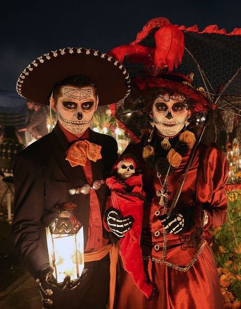 Dia De Los Muertos Couple Costume Ideas, Day Of The Dead Couple Costume, Halloween Barn, Partner Costumes, Sugar Skull Painting, Meme Costume, Mexico Day Of The Dead, Dead Makeup, Den Mrtvých