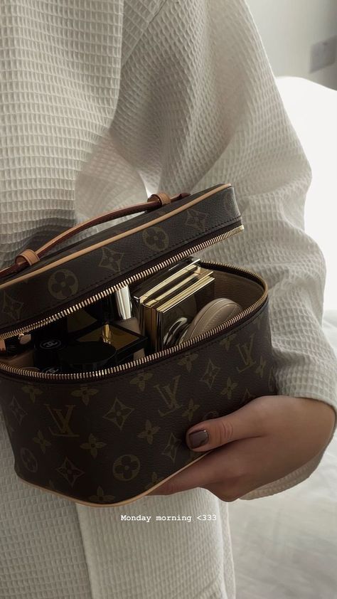 Skincare Bag Aesthetic, Aesthetic Lifestyle Pictures, Purse Aesthetic, Everyday Bag Essentials, Sac Louis Vuitton, Mode Zara, Vanity Bag, Rich Lifestyle, Classy Aesthetic