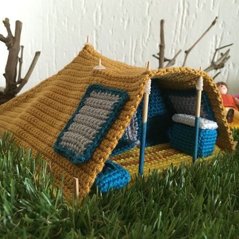 Crochet Tent, Crochet Dollhouse, Crochet Furniture, Small Crochet Gifts, Crochet Barbie Patterns, Crochet Food, Kawaii Crochet, Crochet Quilt, Crochet Bookmarks