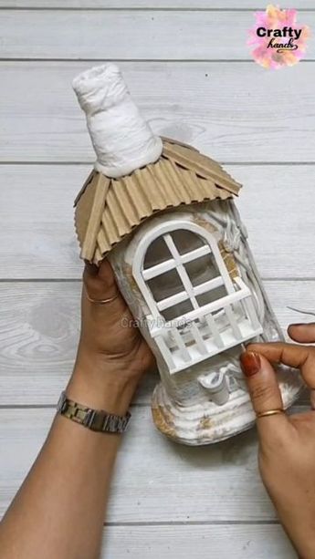 House Bottle Art, Easy Bottle Art, Glass Bottle Diy Decoration, Bottle Home Decor, Liquor Bottle Crafts, Fairy House Crafts, Bottle House, Glass Bottle Diy, Diy Glass Bottle Crafts