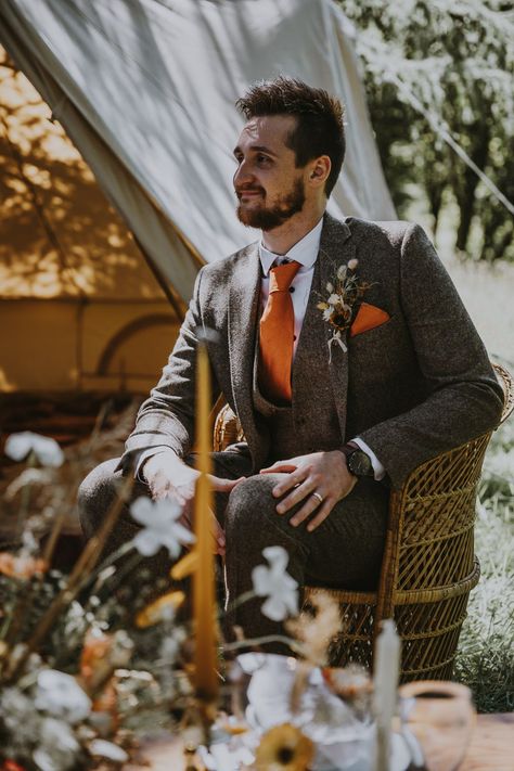 Brown Tweed Autumn Wedding Suit Groom Orange Tie Gem Hicks Photography #wedding #weddingsuit Tent Wedding Ideas, Boho Wedding Groom, Outdoor Boho Wedding, Tweed Groom, Fall Wedding Suits, Fall Groom, Tweed Wedding, Groom And Groomsmen Suits, Groomsmen Looks