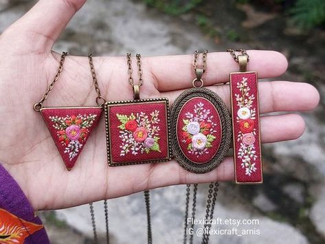 Crochet Necklace With Beads, Embroidery Pendants, Embroidery Pendant, Hand Embroidered Necklace, Hand Embroidered Jewelry, Diy Jewelry Set, Terracotta Jewellery Designs, Jewels Diy, Necklace With Beads