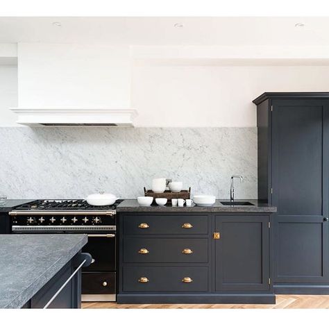 "The Carrara marble splashback in our Victoria Road NW6 Kitchen is just too beautiful! #devolkitchens" Photo taken by @devolkitchens on Instagram, pinned via the InstaPin iOS App! http://www.instapinapp.com (11/06/2015) Kitchen With Gray Countertops, Shaker Style Kitchen Cabinets, Kitchen Cabinet Trends, Dark Countertops, Devol Kitchens, Black Countertops, Grey Countertops, Shaker Style Kitchens, English Kitchens