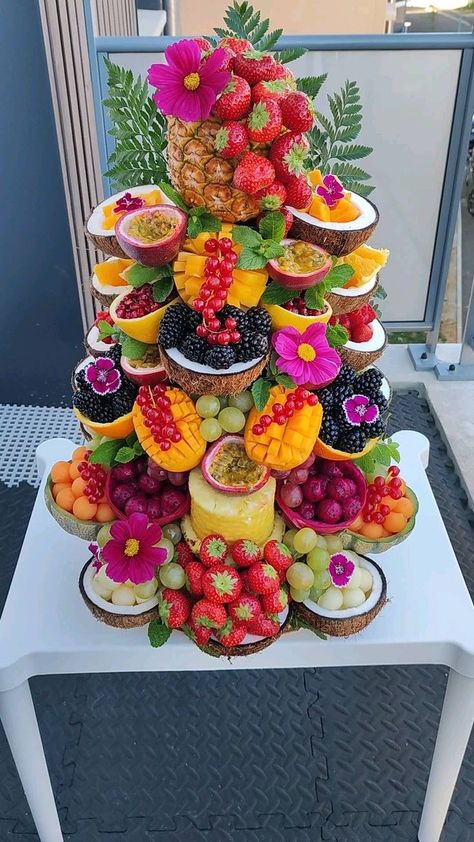 Fruit Presentation, Fruits Decoration, Fruit Platter Designs, Decorações Com Comidas, Fruit Displays, Party Food Buffet, Fruit Display, Charcuterie Inspiration, Fruit Arrangements