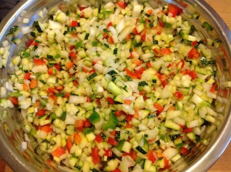 Cucumber Salsa Recipe, Zucchini Relish, Cucumber Salsa, Jalapeno Pepper, Green Bell Pepper, Cucumber Recipes, Cucumber Tomato, Garden Recipes, Salsa Recipe