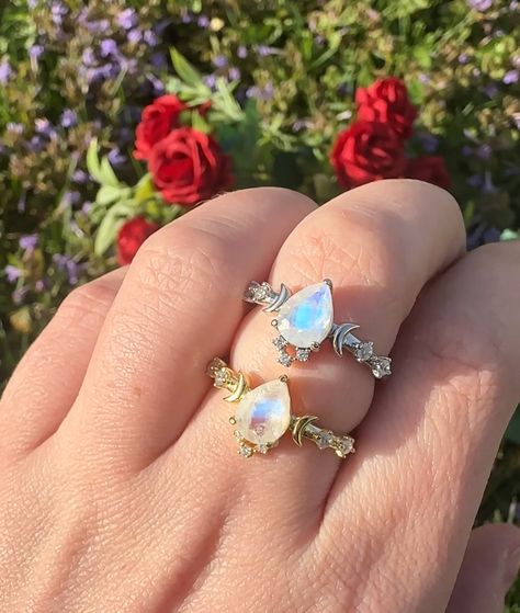 Our Lunar Phases moonstone ring is a natural pear cut rainbow moonstone with a crescent moon band 🌙 available in silver or 14k gold vermeil ❤️ #moonstonering #moonstoneengagementring #rainbowmoonstonejewelry #rainbowmoonstone #crystalring #celestialjewelry #celestialwedding #crystalwedding #uniqueengagementring #crystalengagementring #moonjewelry #moonmagic #goldengagementring #moonstoneweddingring #promisering #crystaljewelry Wedding Cake Fairy, Moon And Stars Wedding Theme, Engagement Rings Crystal, Celestial Wedding Cake, Earthy Wedding Rings, Wedding Witchy, Space Themed Wedding, Astrology Wedding, Engagement Rings Nature