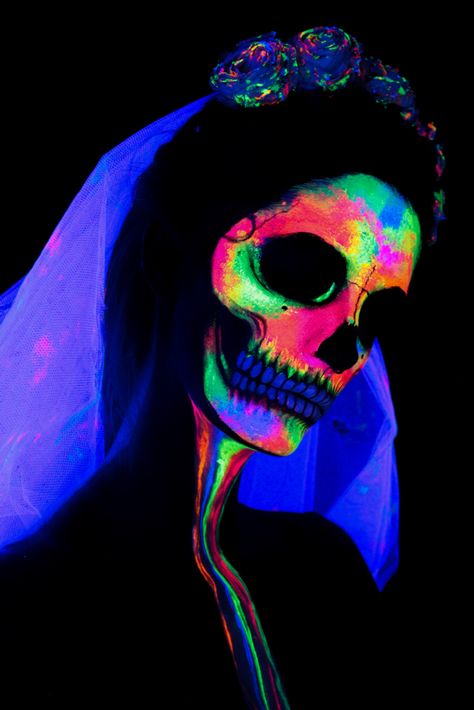 this is my favorite halloween makeup 🖤 Neon Skull Makeup, Halloween Maquillaje, Neon Skull, Skull Makeup, Dia De Muertos, Makeup Art, Body Painting, Halloween Makeup, Body Art