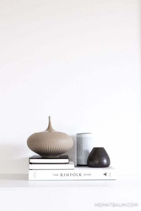 Kinfolk Home, Casa Country, Coffee Table Styling, Style Deco, Decoration Inspiration, Ceramic Vases, Scandinavian Home, Minimalist Interior, Decorating Coffee Tables